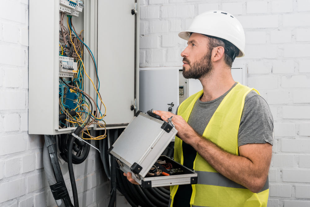 4 Advantages of Hiring a Reputable Electrical Contractor